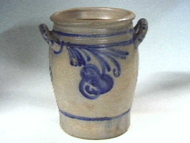 Grijze "Keulse" voorraadpot met blauwe versieringen.