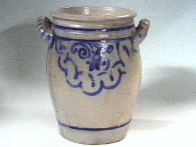 Grijze "Keulse" voorraadpot met blauwe versieringen.