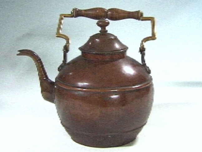 koperen waterketel met hengsel.