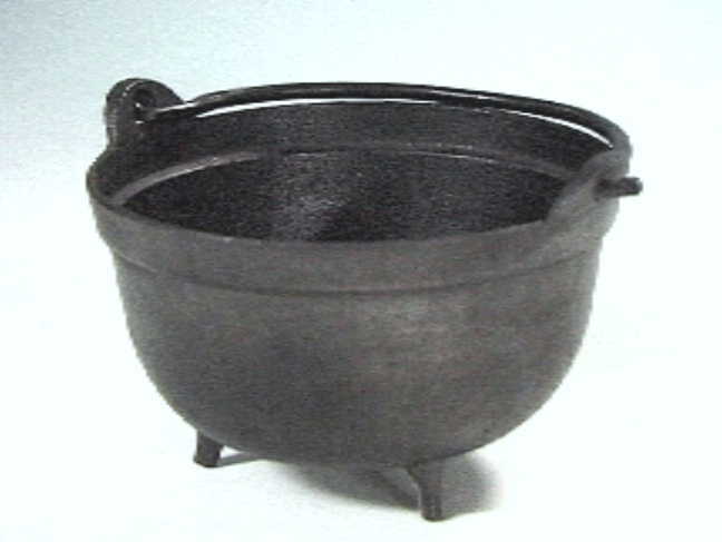 Zwart gietijzeren potje met een hengsel en staand op drie korte pootjes.