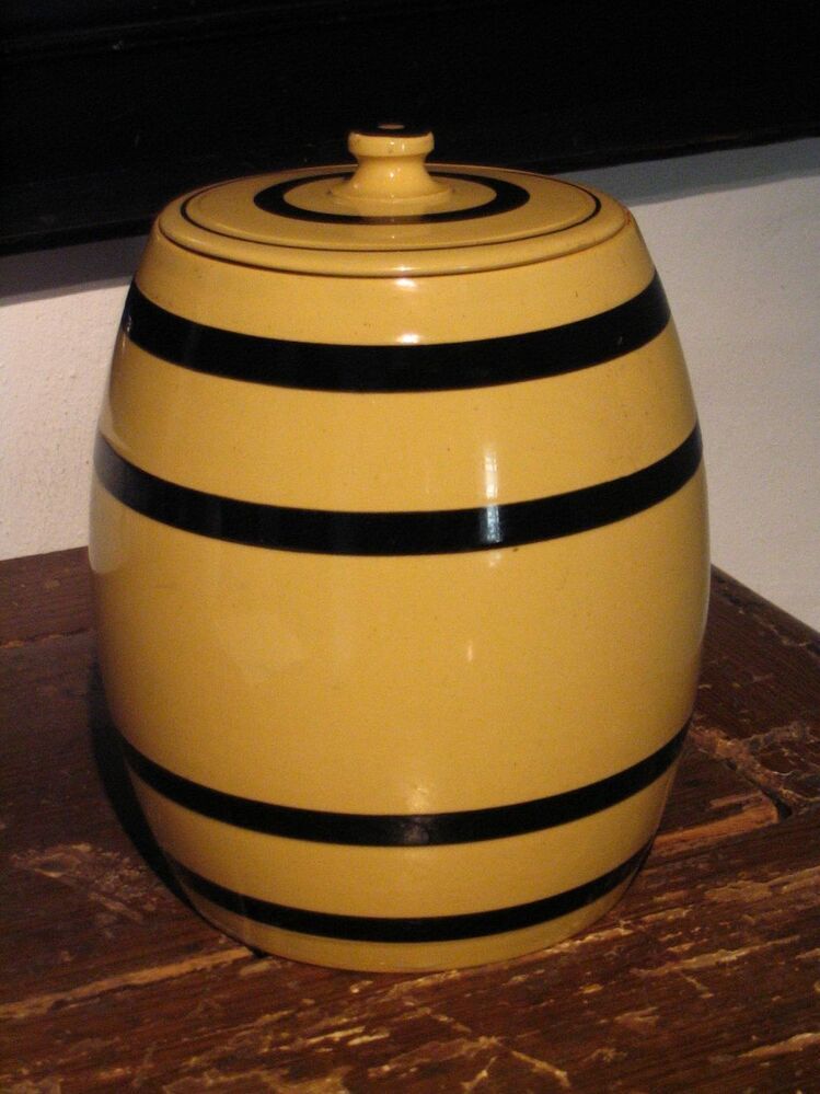 Gele voorraadpot van aardewerk, met zwarte banden.