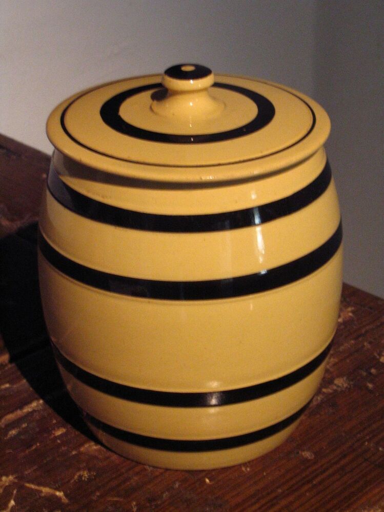 Gele voorraadpot van aardewerk, met zwarte banden.