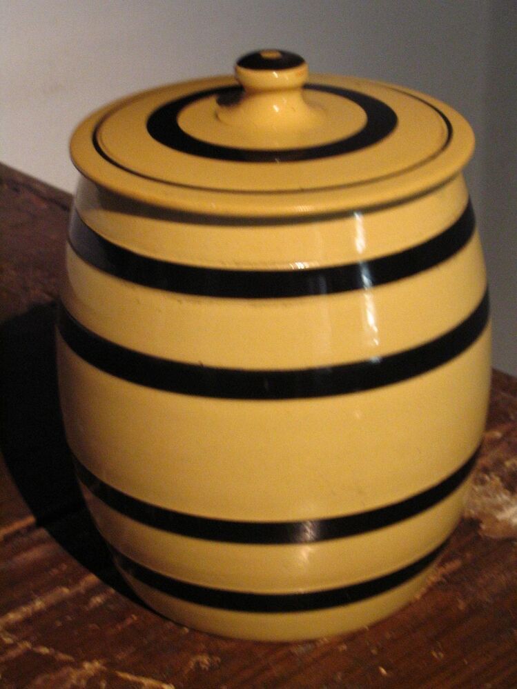 Gele voorraadpot van aardewerk, met zwarte banden.