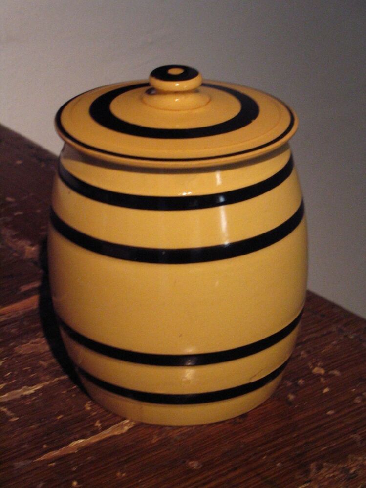 Gele voorraadpot van aardewerk, met zwarte banden.