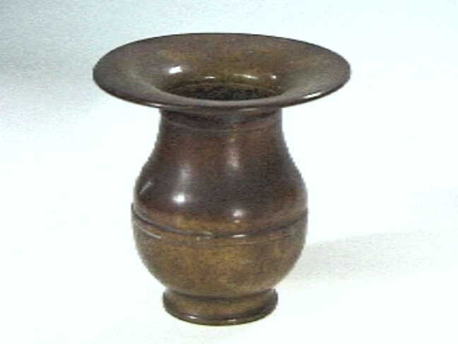 Metalen (koper?) kwispedoor.