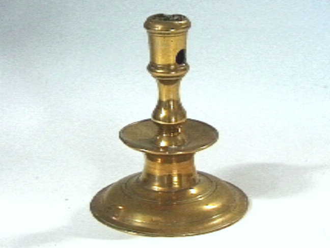 Metalen (brons?) kandelaar.