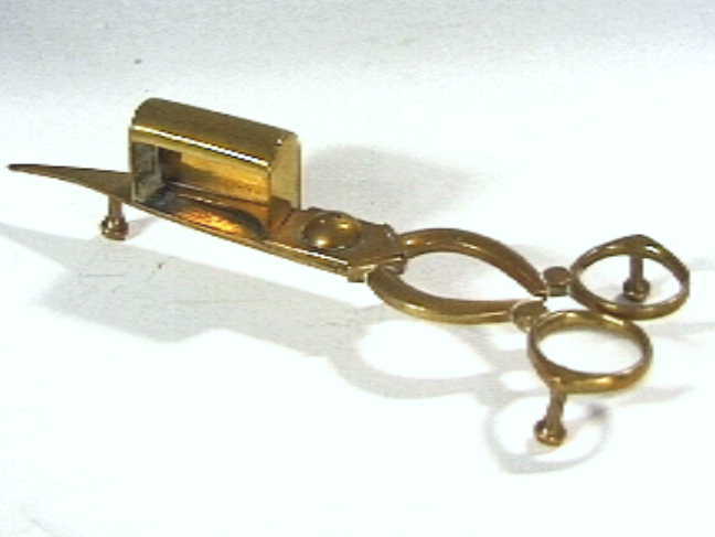 Metalen (messing?) lontschaar met twee ringvormige handgrepen en staand op drie bolpootjes.