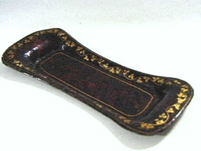 Zwart gelakt ijzeren blad met gebogen randen.