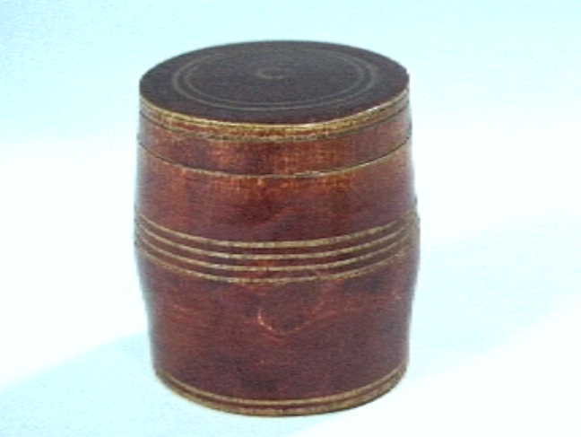 Roodbruin gelakt tonvormig voorraadpotje met schroefdeksel.