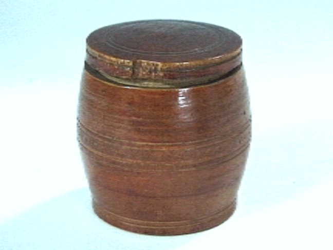 Roodbruin gelakt tonvormig voorraadpotje met schroefdeksel.