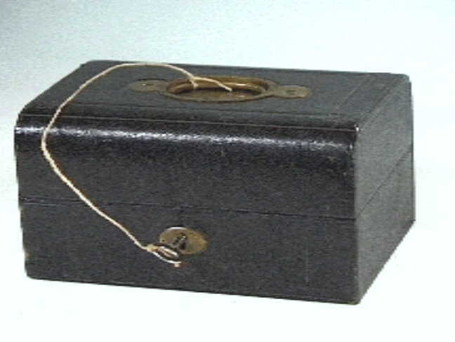 Met zwart leer overtrokken juwelenkistje met slot en sleutel.