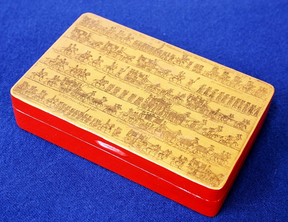 Rood beschilderde blikken tabaksdoos met op het deksel een miniatuur lijkstatieprent van de begrafenis van Koningin Wilhelmina van Pruisen op 26 oct.