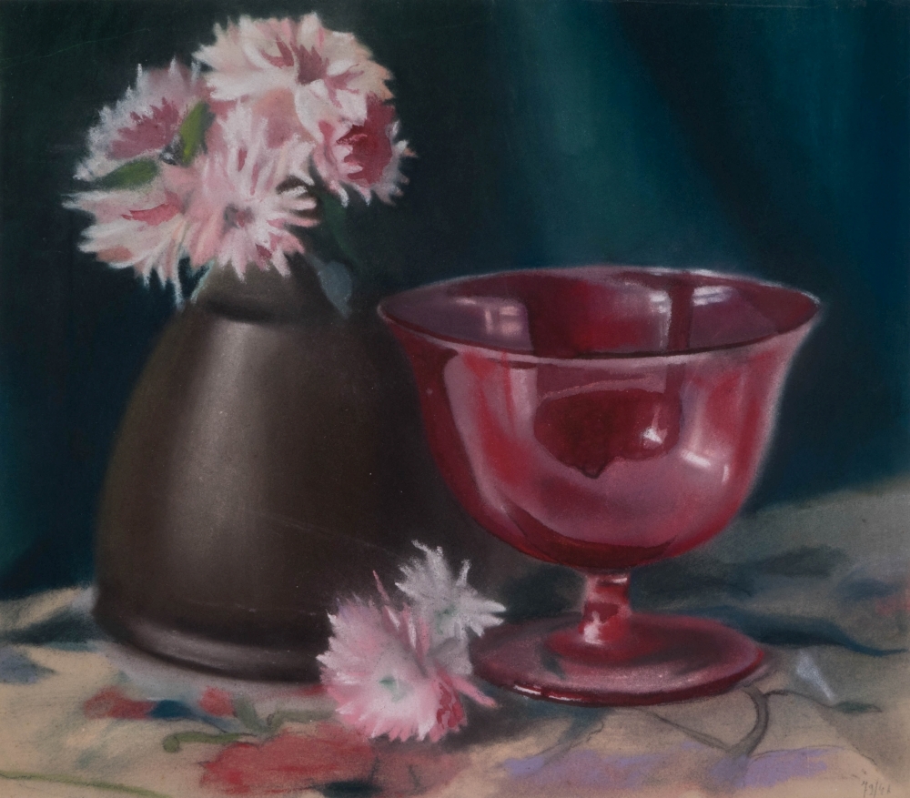 Pot met bloemen en kelkglas.