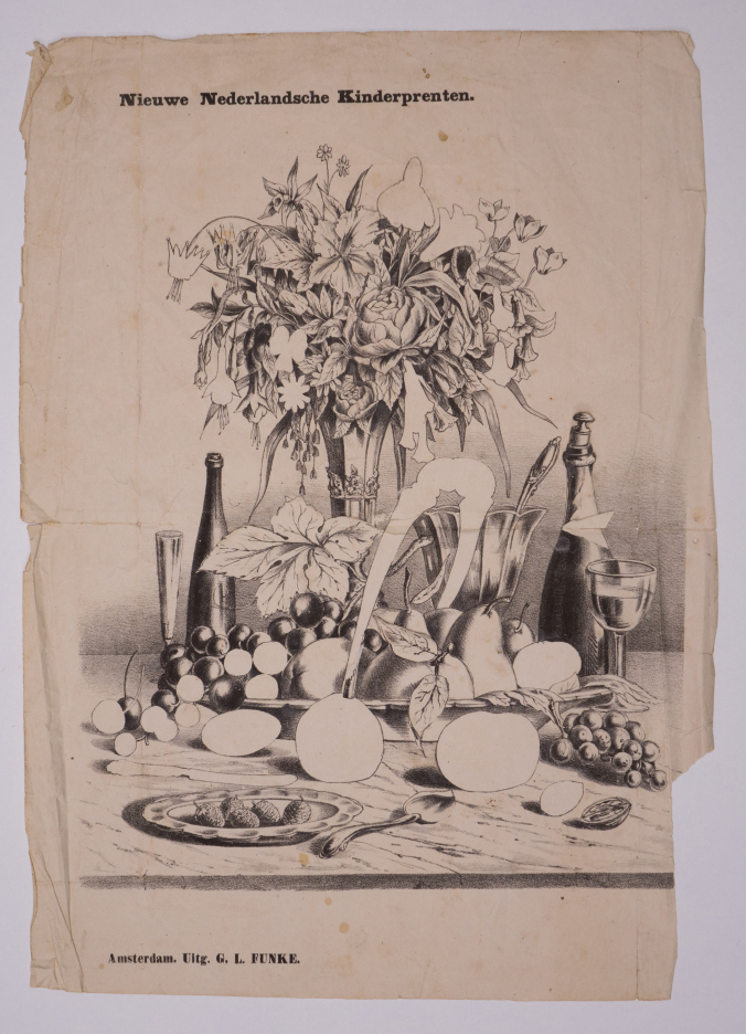 Knip- en plakplaat met als afbeelding een tafel met fruitmand, bloemenvaas etc.