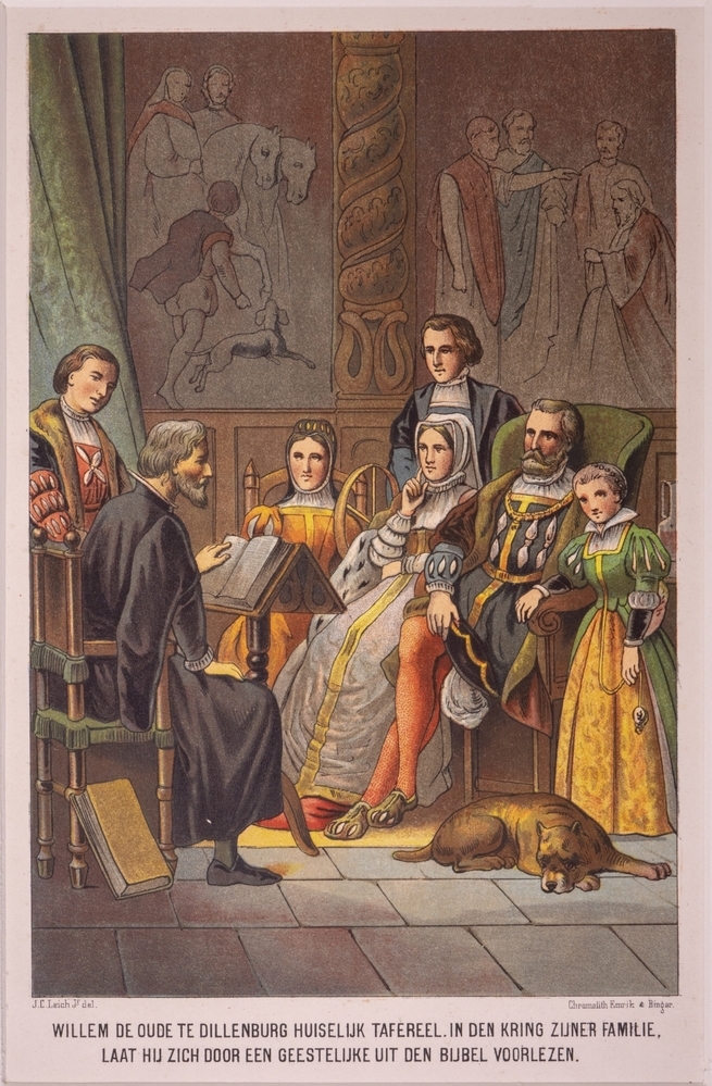 "WILLEM DE OUDE TE DILLENBURG HUISELIJK TAFEREEL. IN DEN KRING ZIJNER FAMILIE, LAAT HIJ ZICH DOOR EEN GEESTELIJKE UIT DEN BIJBEL VOORLEZEN.