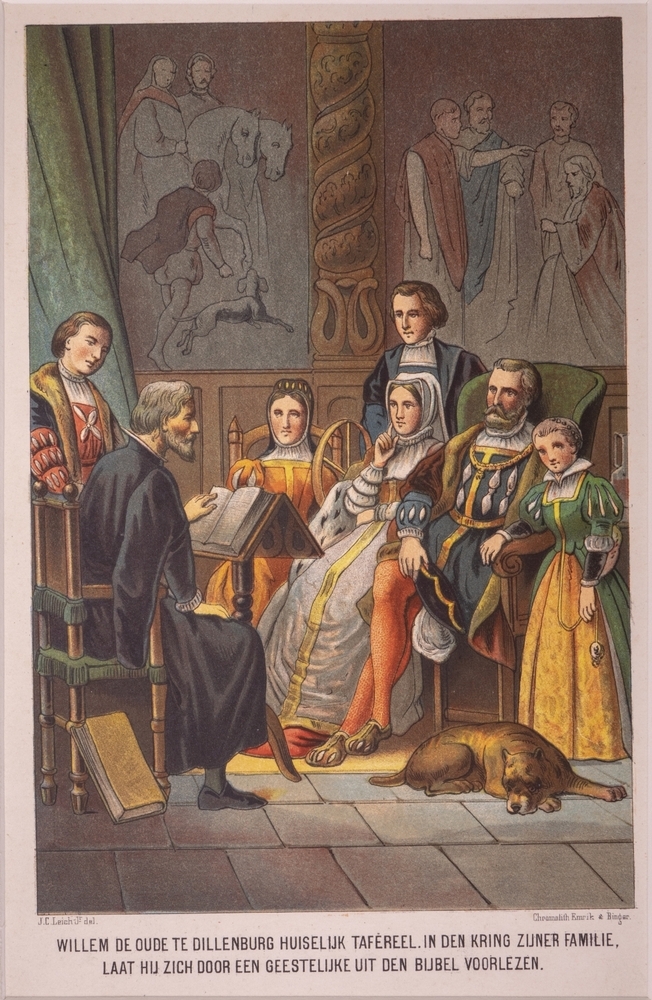 "WILLEM DE OUDE TE DILLENBURG HUISELIJK TAFEREEL. IN DEN KRING ZIJNER FAMILIE, LAAT HIJ ZICH DOOR EEN GEESTELIJKE UIT DEN BIJBEL VOORLEZEN.