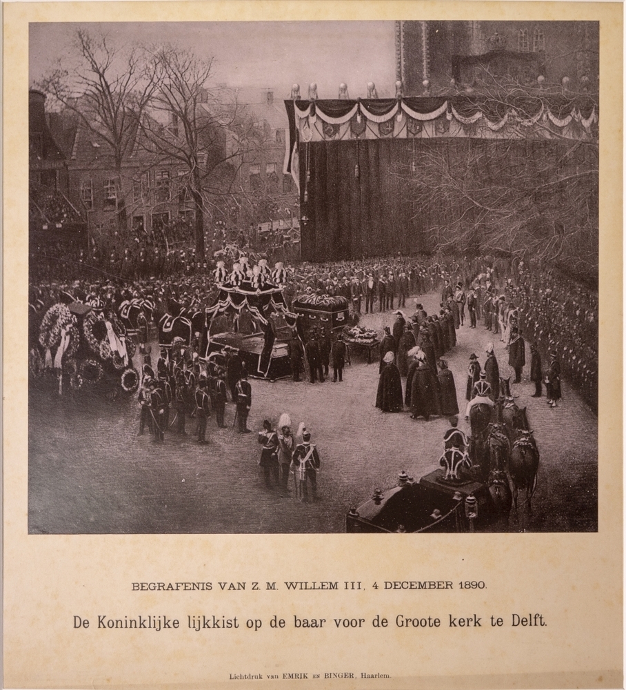 "BEGAFENIS VAN Z.M. WILLEM III 4 DECEMBER 1890. De Koninklijke lijkkist op de baar voor de Groote kerk te Delft."