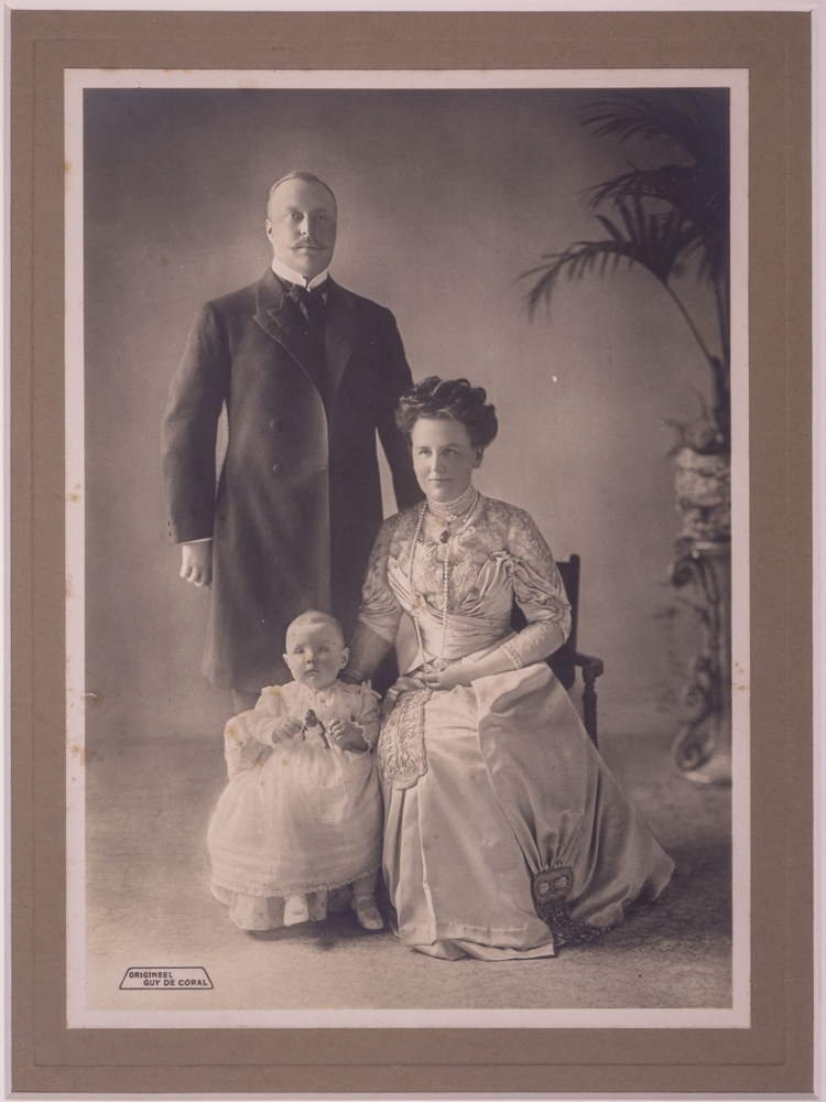 Wilhelmina Helena Paulina Maria, met Juliana en H. van Oranje-Nassau