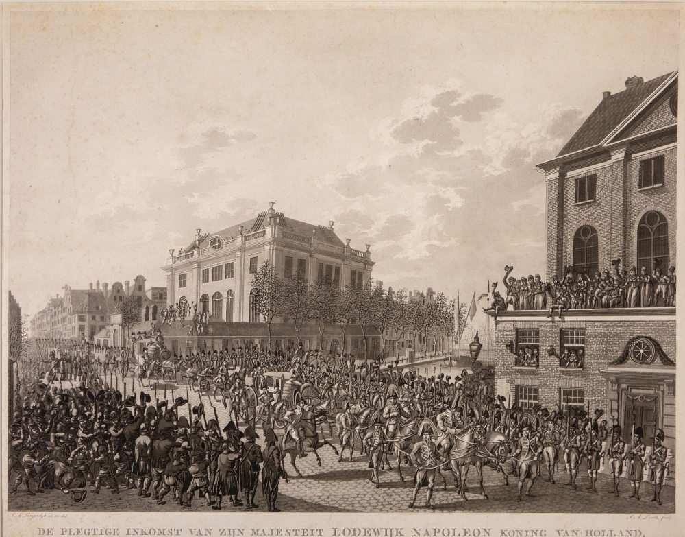 "DE PLEGTIGE INKOMST VAN ZIJN MAJESTEIT LODEWIJK NAPOLEON KONING VAN HOLLAND in dezelfs Hoofdstad AMSTERDAM op den 20 April 1808. Te zien uit de Amstelstraat naar de Rapenburgerstraat.