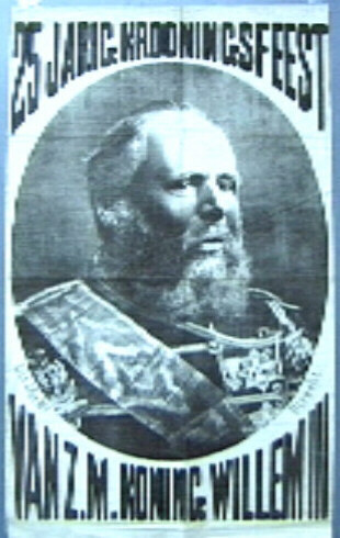 Doek met groot ovaal busteportret van Koning Willem III, in uniform met sjerp en epauletten. Naar een litho van J. Bos Wz te Utrecht.