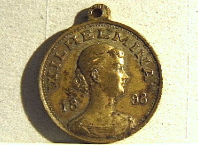 Penning geslagen ter ere van de inhuldiging van koningin Wilhelmina in 1898. Met portret naar rechts.