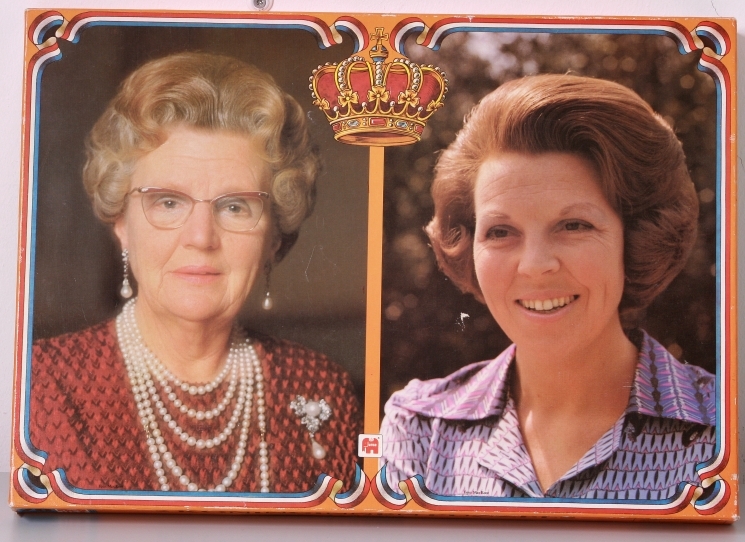 Oranje legpuzzel van 120 stukjes, met afbeelding ten voeten uit van Koningin Julinan in lange japon met blauwe mantel en Prins Bernhard in galauniform.