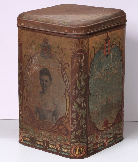 Rechthoekige blikken trommel met handvat.