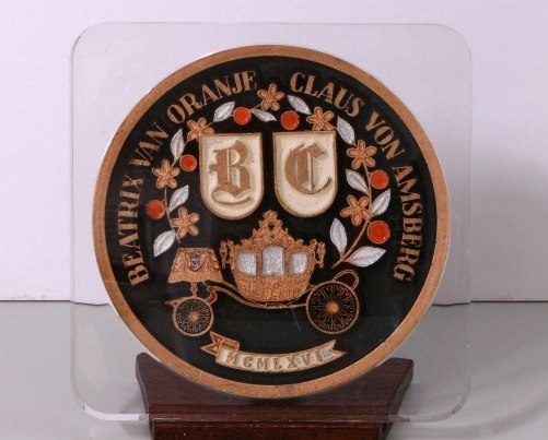 presse-papier ter herinnering ann het huwelijk Beatrix en Claus