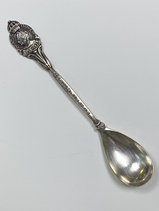 Lepel met bekroonde W t.g.v. het 40-jarig regeringsjubileum van koningin Wilhelmina.