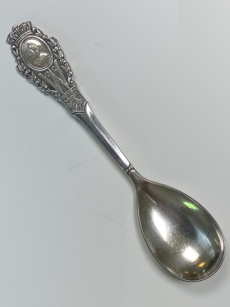 Lepel met bekroonde W t.g.v. het 40-jarig regeringsjubileum van koningin Wilhelmina.