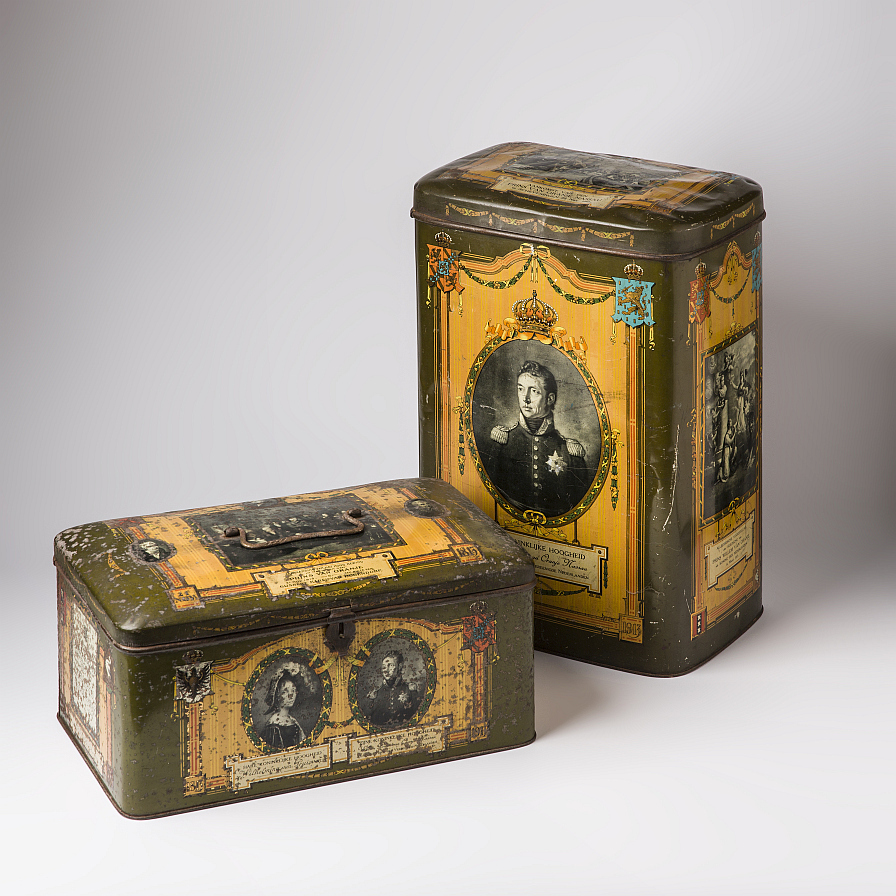 Trommel van blik met hengsel, beschilderd met voorstellingen ter gelegenheid van 100-jarig bestaan van het Koninkrijk der Nederlanden, 1813-1913. Met o.a. portretten van Wilhelmina van Pruisen en haar echtgenoot Koning Willem I.