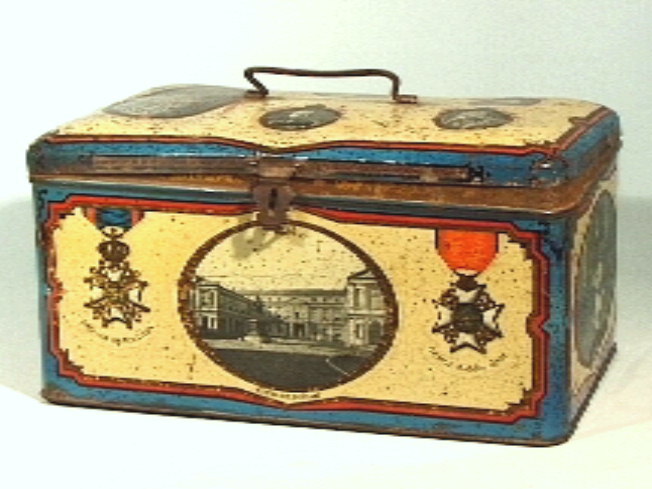 Rechthoekige blikken trommel met handvat.