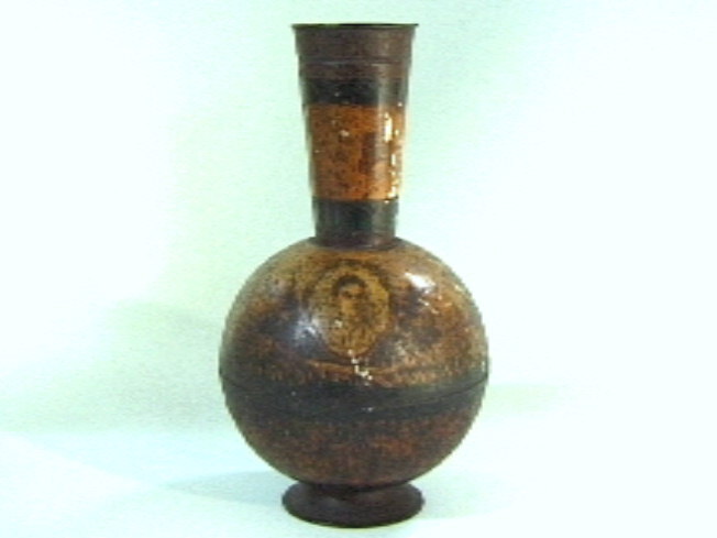 Blikken vaas met portretten van Wilhelmina en Hendrik.