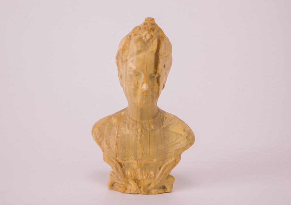 Beeldje, busteportret van Koningin Wilhelmina.