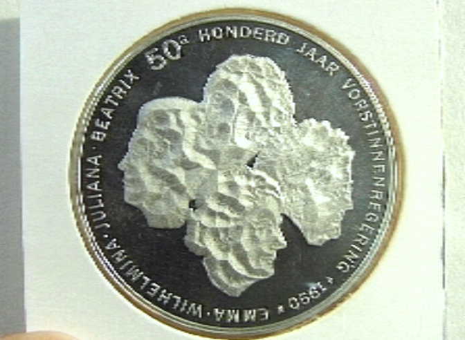 Munt, vijftig gulden, 1990, ter gelegenheid van 100 jaar vorstinnen.