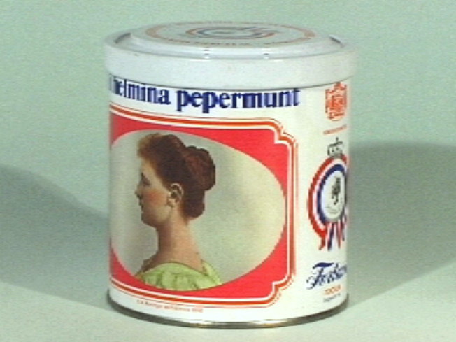 Nieuwe uitgave van een pepermunttrommeltje met draaideksel, waarop een busteportret van de jonge Wilhelmina in 1898.