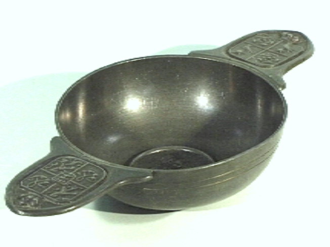 Tinnen schaaltje met in het midden in een cirkel busteportretten van Juliana en Bernard.