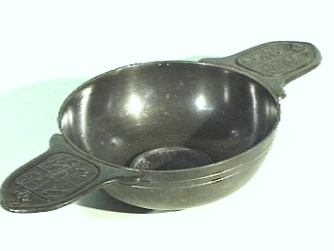 Tinnen ronde schaaltje met in het midden een afbeelding van de oranjeboom.