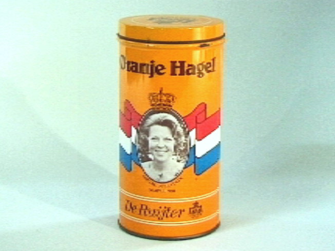 Oranje blikje (model beschuitbus) voor Oranje Hagel, met portretten van Koningin Juliana  "1948-1980" en Koningin Beatrix "30 april 1980", en een rood-wit-blauwe vlag.