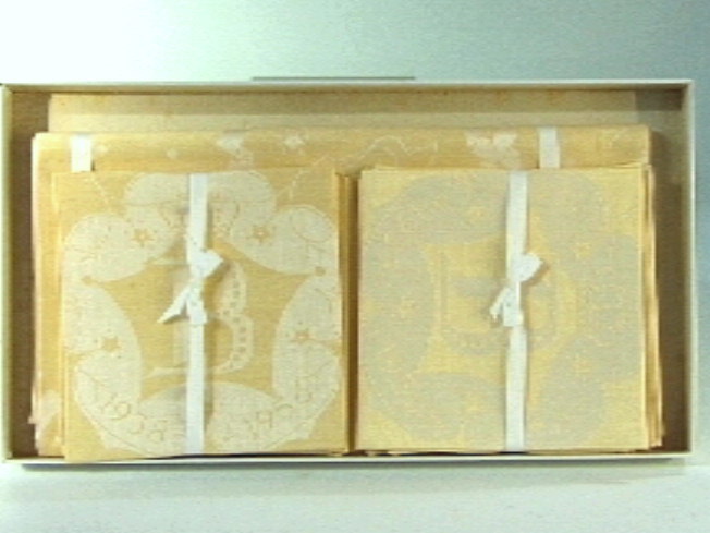 Maisgeel ontbijtlaken met 12 vingerdoekjes.