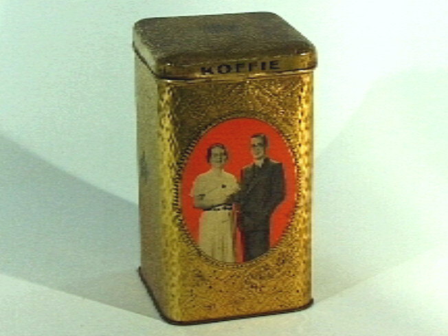 Rechthoekige bewaarbus van blik voor koffie, goudkleurig, met deksel.