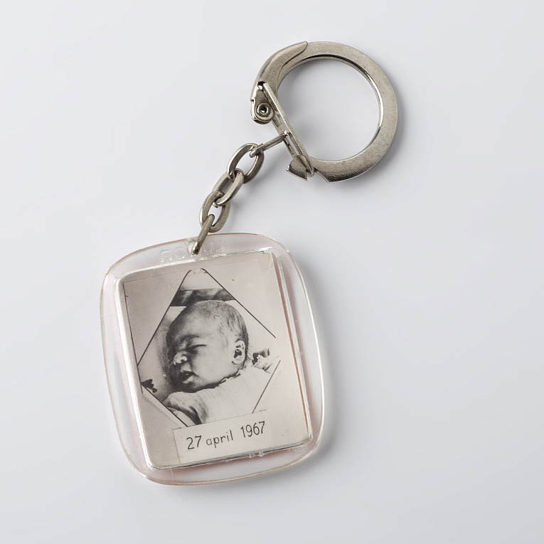 Kunsstof sleutelhanger met metalen kettinkje en ring met een afbeelding (foto) van de pasgeboren prins Willem Alexander.