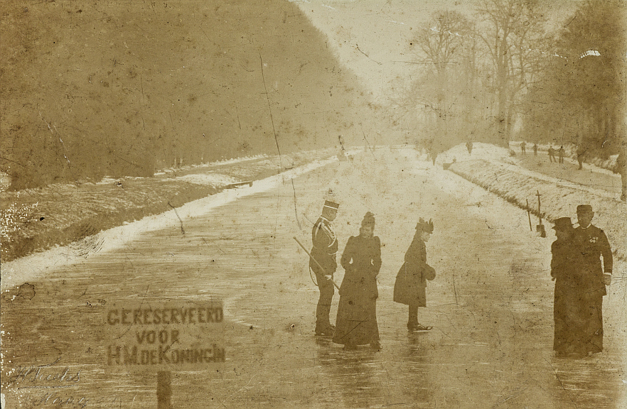 Foto van Koningin Wilhelmina op de schaats op een baan "GERESERVEERD VOOR H.M. DE KONINGIN", omstreeks 1890, op de gracht bij Huis ten Bosch.