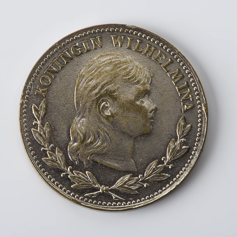 Penning met portretten van koningin-regentes Emma en koningin Wilhelmina, circa 1891