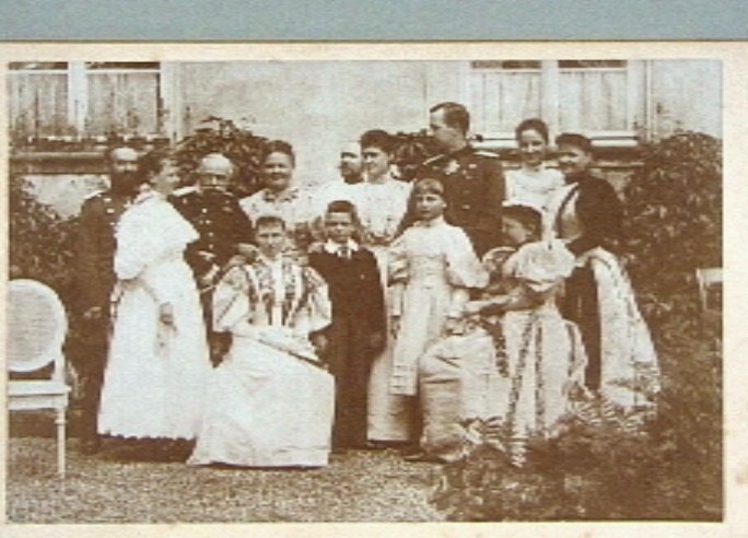 Groepsportret van de familie van koningin Emma, Arolsen, augustus 1895.