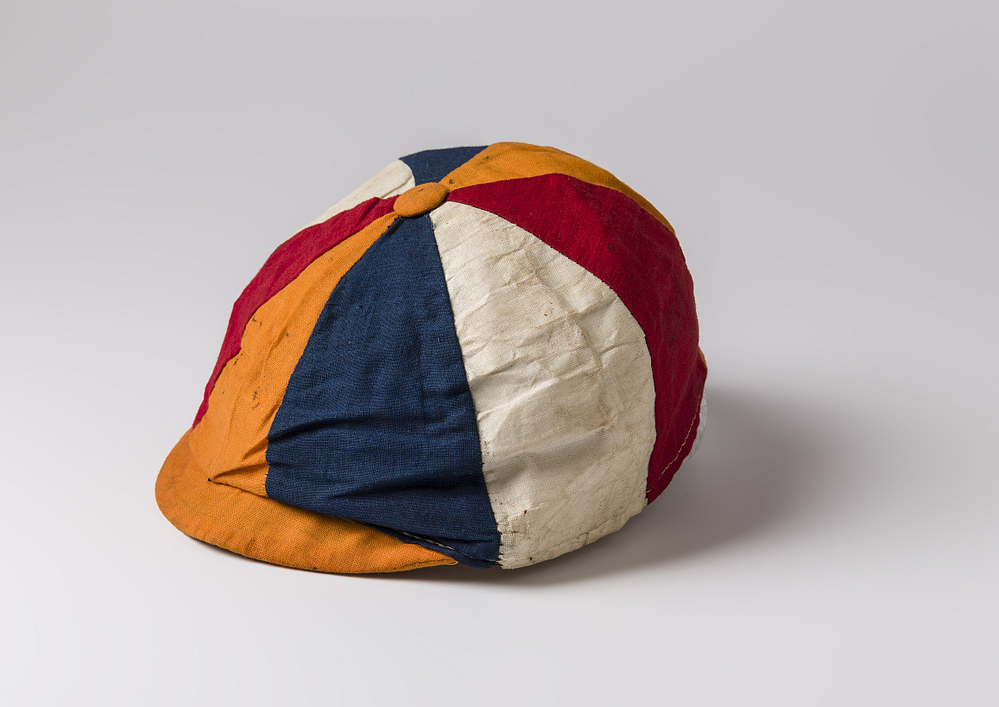 Kroningspetje voor een kind,  in de kleuren oranje/ rood/ wit/ blauw, gedragen ter gelegenheid van de inhuldiging van koningin Wilhelmina.