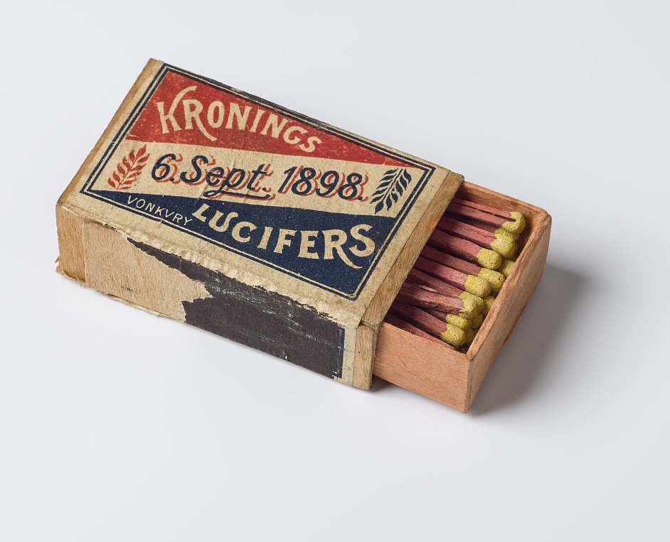 Kroningslucifers, 6 september 1898. Het doosje is gevuld met oranje lucifers met gele kop.