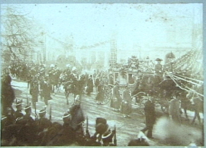 Foto van Het bruidspaar Wilhelmina en Hendrik rijdend in de Gouden koets in Den Haag.