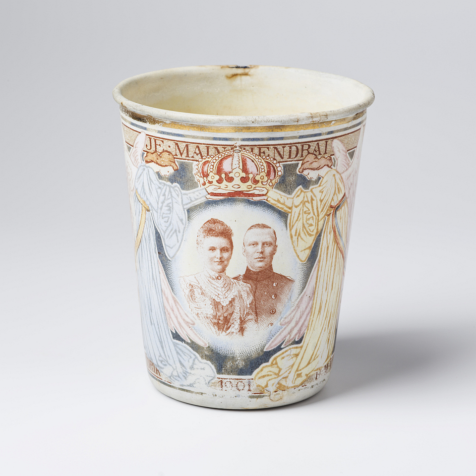 Beker met opdruk ter gelegenheid van het huwelijk van Wilhelmina en Hendrik.