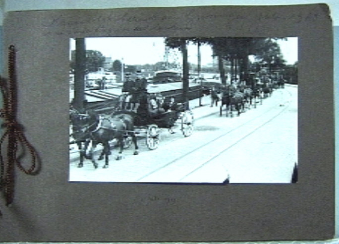 Fotoboek met 10 foto's. Een aantal andere foto's zijn verwijderd (plakresten en onderschriften aanwezig).